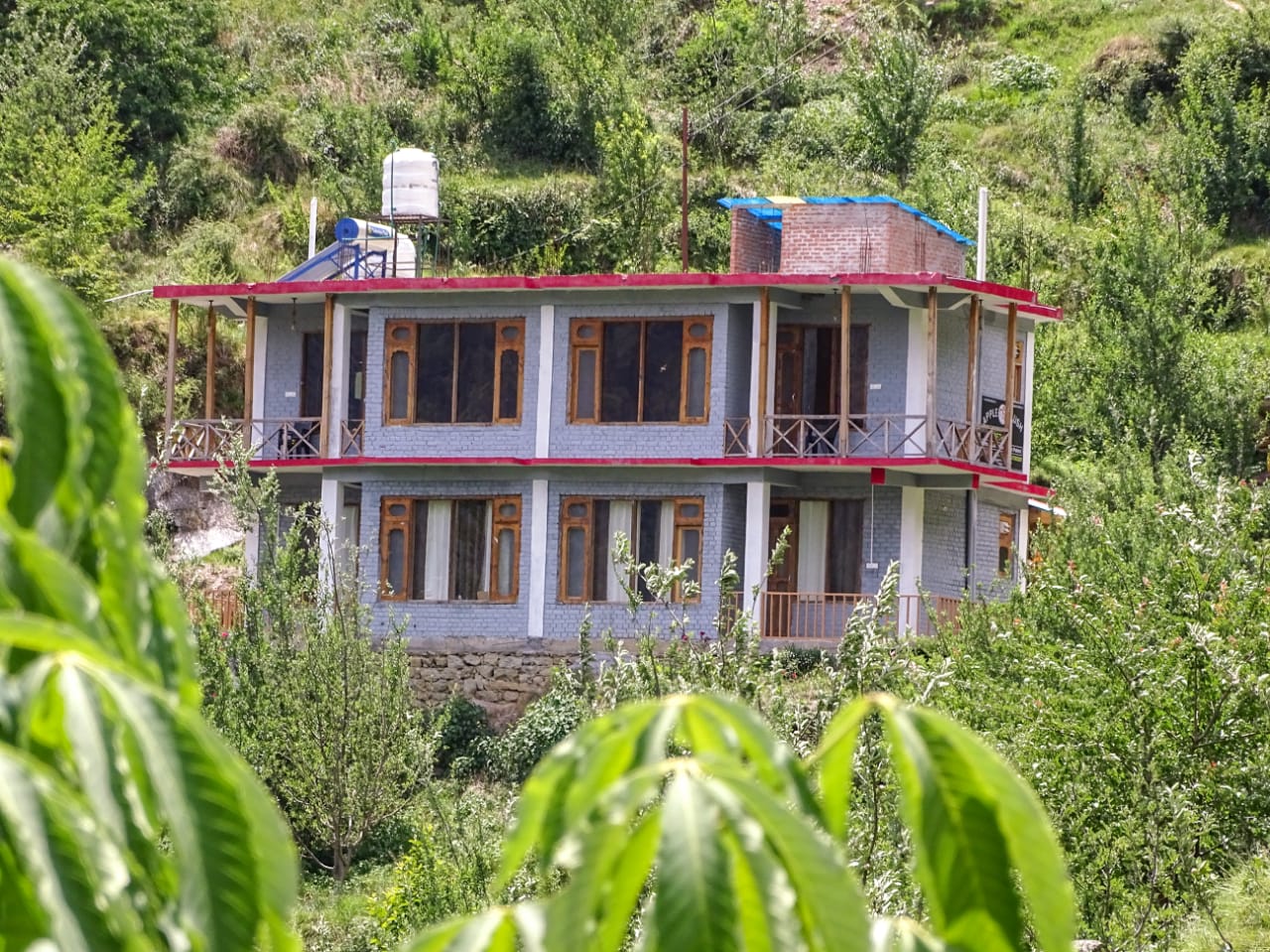 apple blush retreat tirthan valley