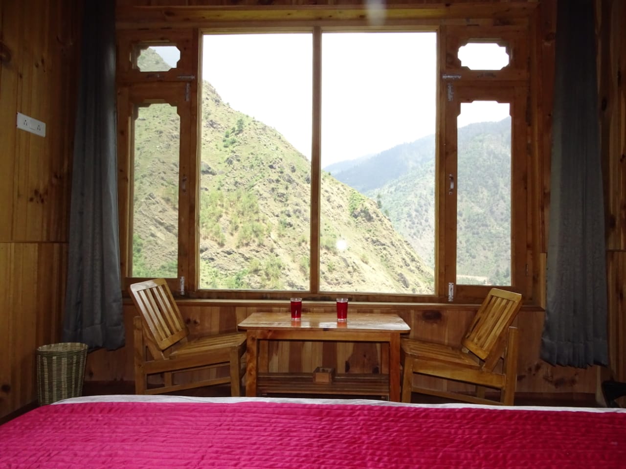 apple blush retreat tirthan valley