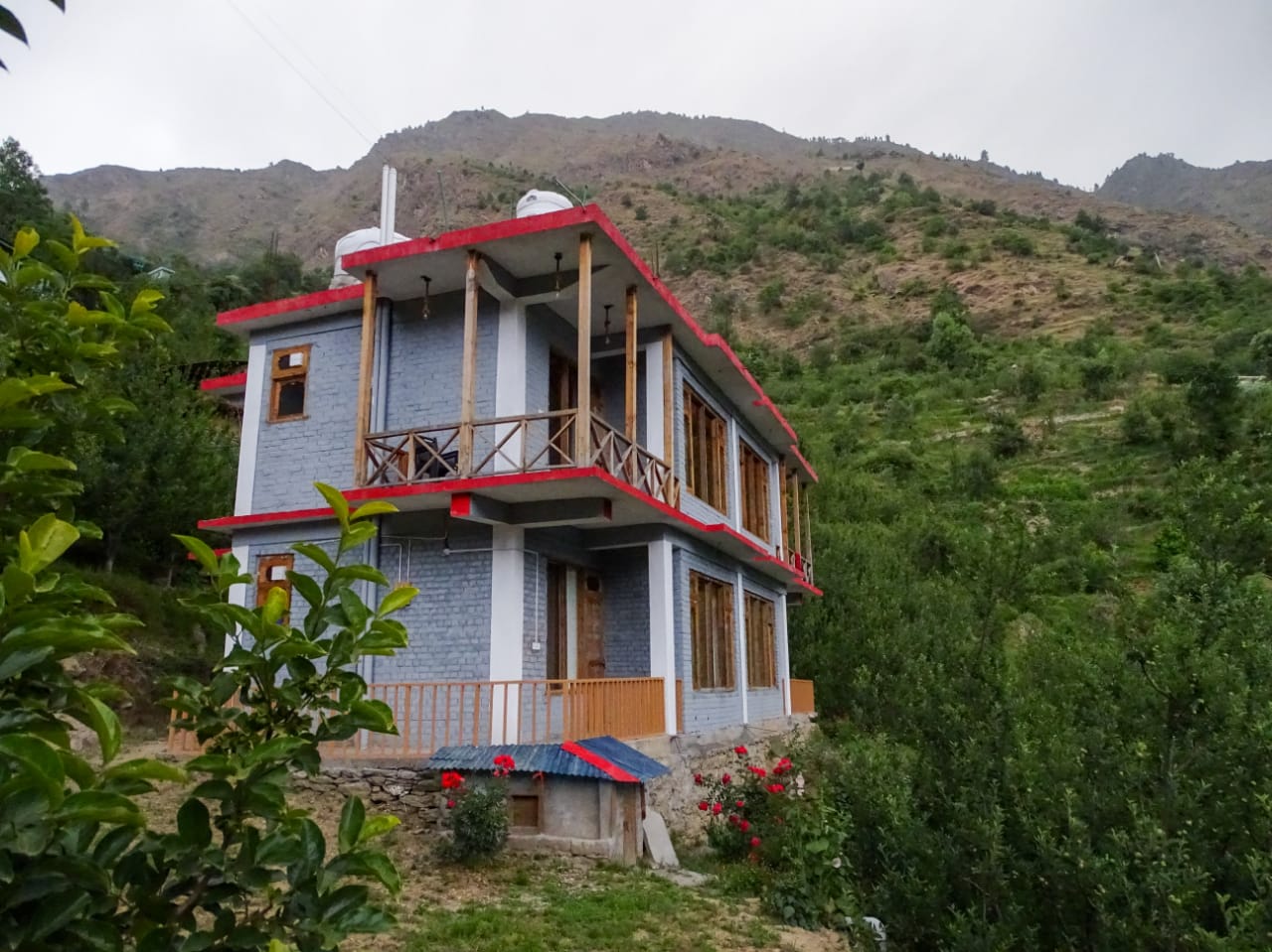 apple blush retreat tirthan valley