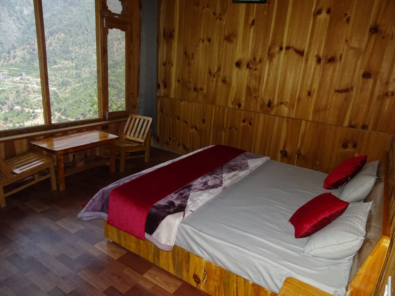 apple blush retreat tirthan valley